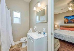 2 King Beds! Fantastic Stylish Bungalow home!