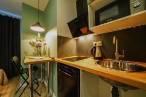 MYFREEDOM стильні апартаменти біля метро Вокзальна для роботи та відпочинку СВІТЛО Є ЗАВЖДИ