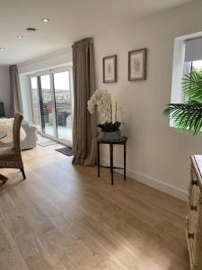 Spacious Studio Cabin with Sea and Downs views in Seaford with own garden