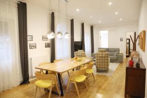 PISO EXCLUSIVO FRENTE AL CASCO VIEJO CON PARKING GRATIs