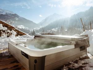 Chalet 5★, 10 pers, spa extérieur & sauna, à 230m des pistes - FR-1-304-282