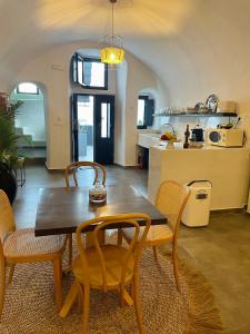 Doukas Caldera Suites