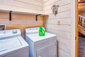 Pine Haven Hollow, Hot Tub, Game Room, WIFI, 560 FREE tickets each paid day!!!