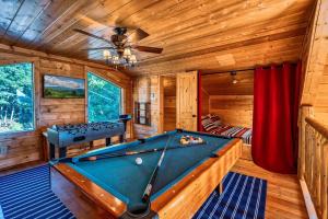 Pine Haven Hollow, Hot Tub, Game Room, WIFI, 560 FREE tickets each paid day!!!