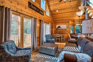 Pine Haven Hollow, Hot Tub, Game Room, WIFI, 560 FREE tickets each paid day!!!