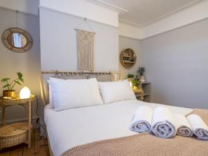 Exquisite 3 Floor Townhouse Perfect Location - Pass the Keys