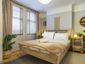 Exquisite 3 Floor Townhouse Perfect Location - Pass the Keys