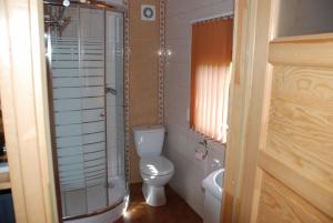 Domki nad jeziorem-Wodnik