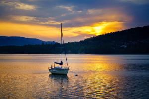 Domki nad jeziorem-Wodnik