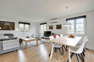 Nyistandsat sommerhus med kærlighed og sjæl