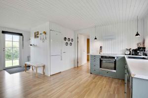 Nyistandsat sommerhus med kærlighed og sjæl