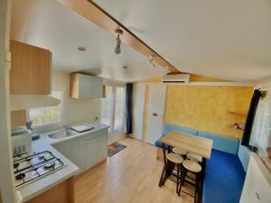 Campings Camping Caramany, Lac a proximite - Cabanes perchees - Mobil-homes - Emplacements nus pour camping-cars, tentes, caravanes : photos des chambres