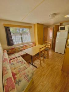 Campings Camping Caramany, Lac a proximite - Cabanes perchees - Mobil-homes - Emplacements nus pour camping-cars, tentes, caravanes : photos des chambres