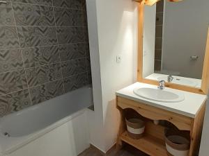 Appartement 6 pers. avec balcon à 30m du télécabine, Modane - FR-1-265-333