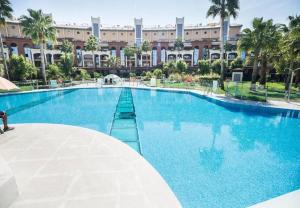 797 HOLIDAY RENTALS - BELLAGIO- Elegante piso para 6 a 1 min de la playa, con piscina interior y exterior, SPA con jacuzzi