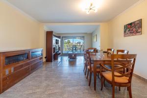 797 HOLIDAY RENTALS - BELLAGIO- Elegante piso para 6 a 1 min de la playa, con piscina interior y exterior, SPA con jacuzzi