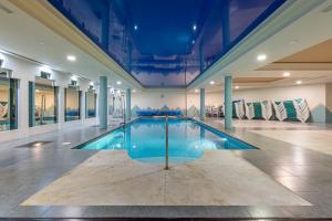 797 HOLIDAY RENTALS - BELLAGIO- Elegante piso para 6 a 1 min de la playa, con piscina interior y exterior, SPA con jacuzzi