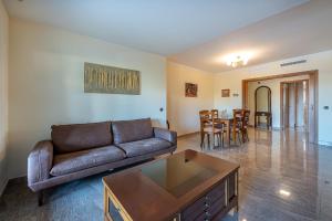 797 HOLIDAY RENTALS - BELLAGIO- Elegante piso para 6 a 1 min de la playa, con piscina interior y exterior, SPA con jacuzzi