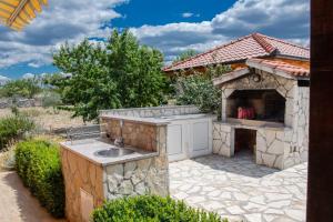 House vacation with pool,three rooms,near Šibenik