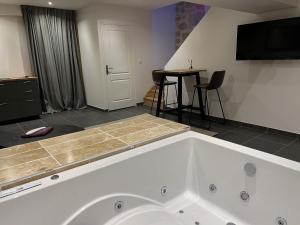 Appartements Appart Spa Privatif Laon : photos des chambres
