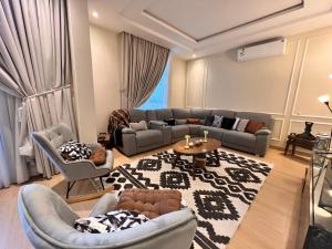 شقة فاخرة لاكجري مع بلكونة الملقا