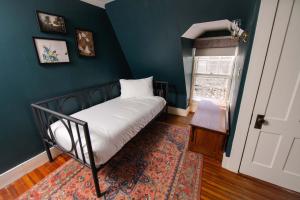 Deluxe Queen room in Birchwood Inn
