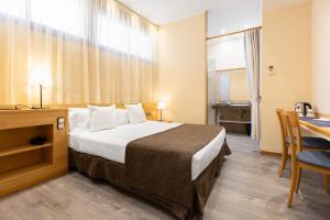 Double Room with Private Bathroom room in Apartamentos DV