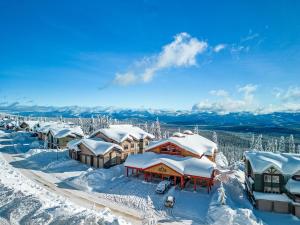 Grizzly Ridge Getaway - Private Hot Tub, Mtn View & Sleeps 11