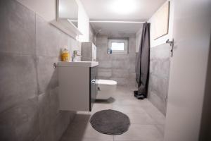 80qm - 4 rooms - private parking - Keller-Basement - MalliBase Apartments