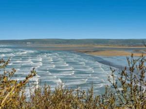 Tors View - Luxury Westward Ho Holiday Cottage - Pet and Child Friendly - Near Beach Pubs Shops Coastal Walks Sleeps 1-8 plus babies Free Parking WiFi Towels