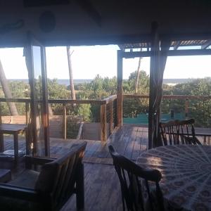 Cabaña en la playa. ventanales y terraza al mar