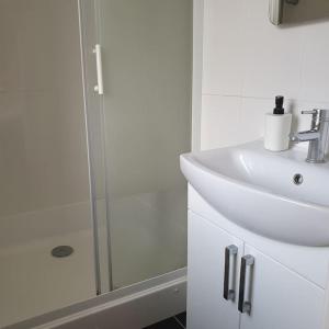 Ideally located contemporary 3 bed spacious house