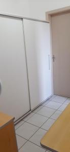 APARTAMENTO 10 min de CRICIUMA em IÇARA-SC - 2 quartos - 3 Ar-Condicionado split - Cozinha equipada - Banheiro - Garagem coberta e Wi-Fi - Anfitriã Superhost no BnB
