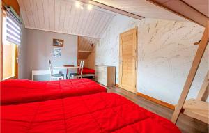 Maisons de vacances 3 Bedroom Pet Friendly Home In La Longeville : photos des chambres