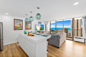 Luxury Suite with Ocean View in Waikiki, Free Parking!