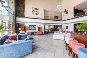 StayVistas Emerald Acres offering a heated pool, bonfire, snooker table, scenic views, tennis court, steam room, gazebo, & gym