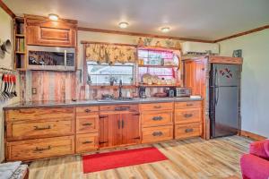 Cozy Lake Charles Studio with Golf Course Views