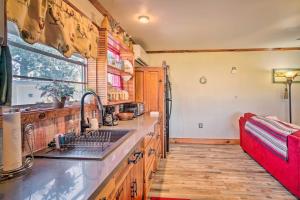 Cozy Lake Charles Studio with Golf Course Views