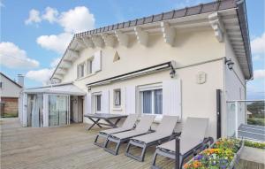 Maisons de vacances Beautiful Home In Ver-sur-mer With Indoor Swimming Pool, Wifi And Swimming Pool : photos des chambres