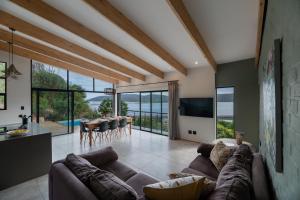 Knysna Lagoon Views in Style with Solar Backup