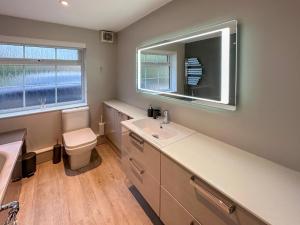 BLUNSDON LODGE - Spacious Bungalow, High Speed Wi-Fi, Free Private Parking, Garden