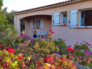 Maisons de vacances Maison de 3 chambres a Sartene a 400 m de la plage avec vue sur la mer jardin amenage et wifi : photos des chambres