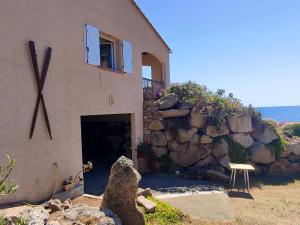 Maisons de vacances Maison de 3 chambres a Sartene a 400 m de la plage avec vue sur la mer jardin amenage et wifi : photos des chambres