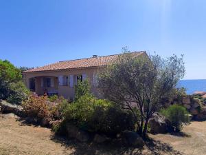 Maisons de vacances Maison de 3 chambres a Sartene a 400 m de la plage avec vue sur la mer jardin amenage et wifi : photos des chambres