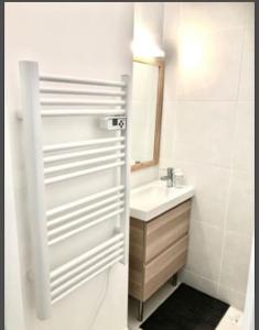 Studio Neuf, Meublé avec climatisation et parking payants