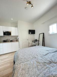 Studio Neuf, Meublé avec climatisation et parking payants