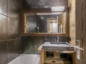 Appartement central Val dIsère, ski aux pieds, 2 chambres, Wifi - FR-1-519-31