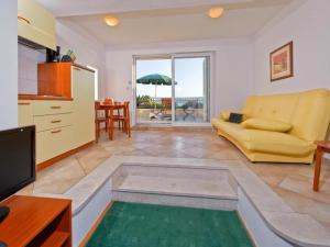 Studio apartment in Brela with a sea view, terrace, air conditioning, WiFi 201-6