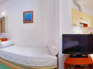 Studio apartment in Brela with a sea view, terrace, air conditioning, WiFi 201-8
