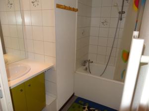 Studio cabine aux Menuires, 4 pers, ski aux pieds, pied des pistes - FR-1-178-101